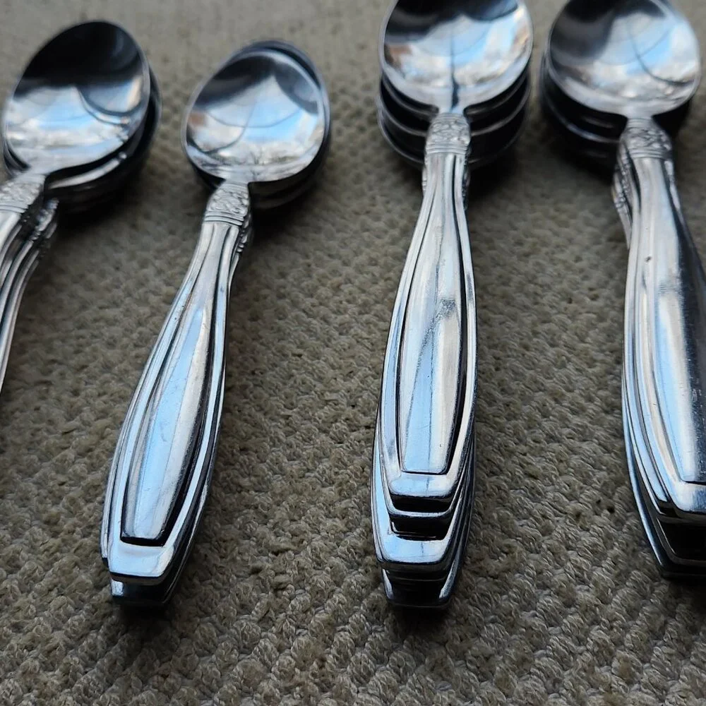 ONEIDA Flatware Vista Pattern 48 Pieces stainless Serves 7 + forks knives spoons